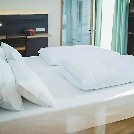 Alojamento de Acomodação e Pequeno-almoço U7 3*